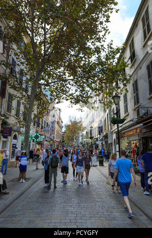 Die geschäftige Hauptstraße in das britische Überseegebiet Gibraltar Stockfoto