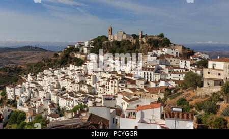 Casares - eines der berühmten Pueblos Blancos (weiße Dörfer) auf den Hügeln und in den Bergen von Andalusien, Spanien Stockfoto