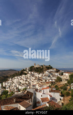 Casares - eines der berühmten Pueblos Blancos (weiße Dörfer) auf den Hügeln und in den Bergen von Andalusien, Spanien Stockfoto