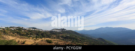 Gaucín - eines der berühmten Pueblos Blancos (weiße Dörfer) Schlangen entlang einer Kante in den Hügeln und Bergen von Andalusien, Spanien Stockfoto