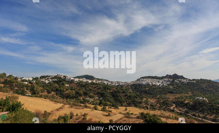 Gaucín - eines der berühmten Pueblos Blancos (weiße Dörfer) Schlangen entlang einer Kante in den Hügeln und Bergen von Andalusien, Spanien Stockfoto