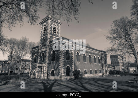 St. Matthäus Kirche in Bethnal Green war Gastgeber für die begräbnisse der Kray Zwillinge - Ronnie Kray im März 1995 und Reggie Kray im Oktober 2000. Stockfoto