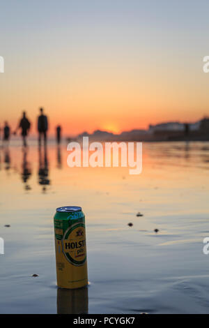 Sonnenuntergang Reflexionen auf dem Sand bei Sonnenuntergang, während der Ebbe in Brighton Stockfoto