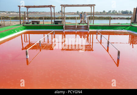 Zwei Besucher beobachten, natürliches Magnesium baden Pool auf der Isla Cristina traditionelle Saline, Huelva, Spanien Stockfoto