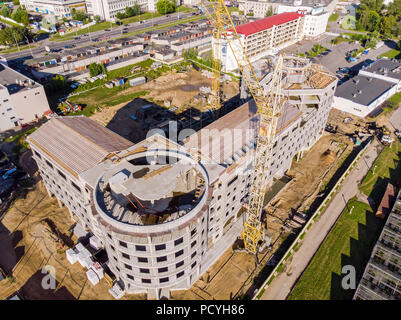 Ansicht von oben Luftbild von Flying drone der auf der Baustelle mit Kränen und unvollendete Gebäude Stockfoto