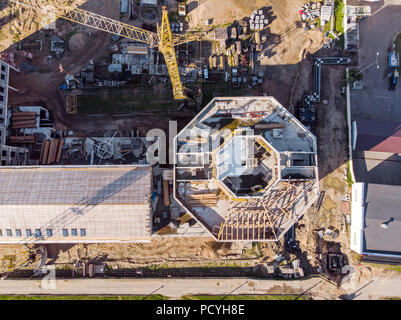 Drone Foto des neuen Bürogebäude im Bau mit Tower Crane. Antenne Top View Stockfoto