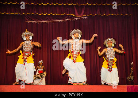 KANDY, SRI LANKA - Dec 28, 2016: Pathi Tanz Performance Lanka zeigen in Ampitiya am 28.Dezember 2016, Kandy, Sri Lanka. Die Akteure in den nationalen Kosten gekleidet Stockfoto