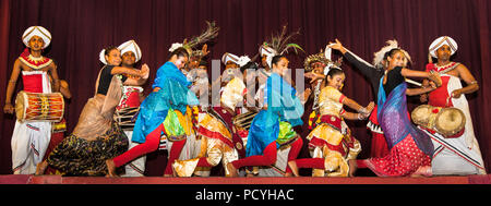 KANDY, SRI LANKA - Dec 28, 2016: Pathi Tanz Performance Lanka zeigen in Ampitiya Palace am 28.Dezember 2016, Kandy, Sri Lanka. Die Schauspieler gekleidet in der Nation Stockfoto