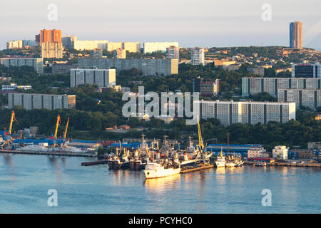 Wladiwostok, Russia-July 29, 2018: urbane Landschaft der modernen Stadt bei Sonnenuntergang von einer Höhe. Stockfoto