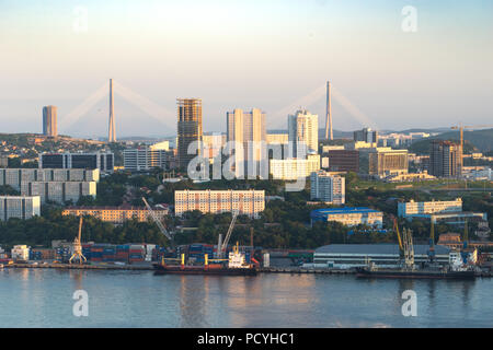 Wladiwostok, Russia-July 29, 2018: urbane Landschaft der modernen Stadt bei Sonnenuntergang von einer Höhe. Stockfoto