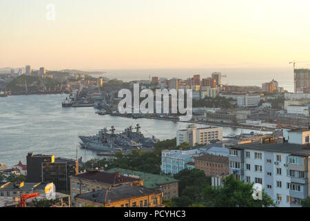 Wladiwostok, Russia-July 29, 2018: urbane Landschaft der modernen Stadt bei Sonnenuntergang von einer Höhe. Stockfoto