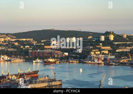 Wladiwostok, Russia-July 29, 2018: urbane Landschaft der modernen Stadt bei Sonnenuntergang von einer Höhe. Stockfoto