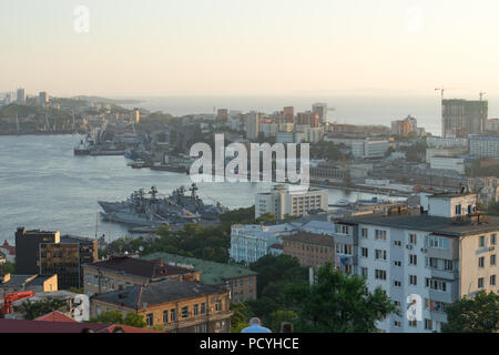 Wladiwostok, Russia-July 29, 2018: urbane Landschaft der modernen Stadt bei Sonnenuntergang von einer Höhe. Stockfoto