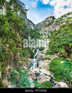 Ravana fällt oder Ravana Ella Wasserfällen ist ein beliebter Sehenswürdigkeiten Attraktion in der Nähe von Ella Sri Lanka. Ravana fällt zählt zu den größten in Sri L fällt Stockfoto
