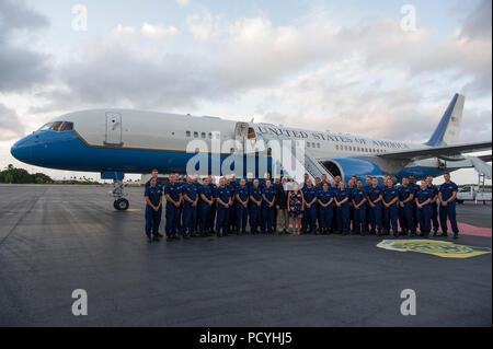 Vice President Mike Pence, zweite Frau Karen Pence erinnert an 228Th birthday der US-Küstenwache und Besuche mit dem Service Mitglieder vor dem Abflug Joint Base Pearl Harbor-Hickam, Hawaii, 4. August 2018. Pence wurde auf der Insel für die Damen und Herren tragen Zeremonie, 1. August, wo 55 Verteilergetriebe des Glauben-zu-amerikanische Soldaten werden in die Vereinigten Staaten zurückgebracht wurden. Diese Mission ist die anhaltende Verpflichtung zwischen Präsident Trump und Vorsitzende Kim aus amerikanischen Soldaten während des koreanischen Krieges getötet. (U.S. Air Force Foto von Master Sgt. Theanne Herrmann) Stockfoto