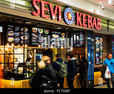 Polen, Krakau - 19. März 2018: Sevi Kebab Restaurant in Galeria Krakowska. Sevi Kebab ist ein Netzwerk von türkischen Restaurants in Polen Stockfoto