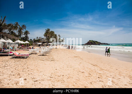 Mirissa Beach, Sri Lanka - Jan 2, 2017: Touristen zu Fuß auf den Sand und genießen die Aussicht auf den wunderschönen Strand von Mirissa am Jan 2, 2017. Sr Stockfoto