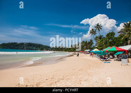 Mirissa Beach, Sri Lanka - Jan 2, 2017: Touristen zu Fuß auf den Sand und genießen die Aussicht auf den wunderschönen Strand von Mirissa am Jan 2, 2017. Sr Stockfoto