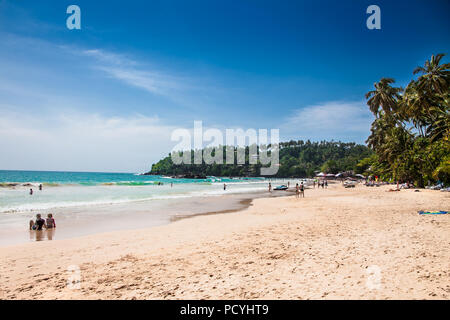 Mirissa Beach, Sri Lanka - Jan 2, 2017: Touristen zu Fuß auf den Sand und genießen die Aussicht auf den wunderschönen Strand von Mirissa am Jan 2, 2017. Sr Stockfoto