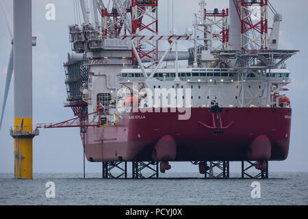 Seajacks Scylla Arbeiten am Bau von Walney Erweiterung Offshore Windpark in der Irischen See, Großbritannien Stockfoto