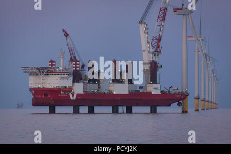 MPI-Abenteuer arbeiten an der Reparatur einer Turbine auf westlich von duddon Sands Offshore-windpark, der Irischen See, Großbritannien Stockfoto