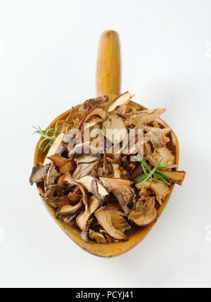 Schaufel von getrockneten Pilzen auf weißem Hintergrund Stockfoto