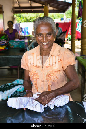 WELIGAMA, SRI LANKA - Jan 7, 2017: Damen bei der Herstellung von Batik in Weligama auf Jan 7, 2017. Sri Lanka. Stockfoto