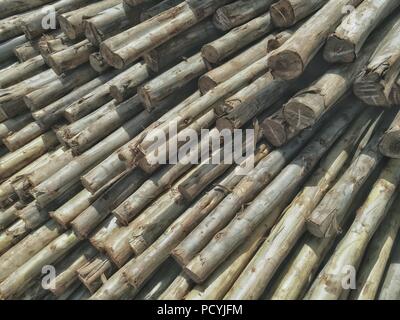 Runde Holz für den Bau Materialeinsatz. abgenutzten rauhen Holz in einen Heap-Stapel Stapel Stockfoto