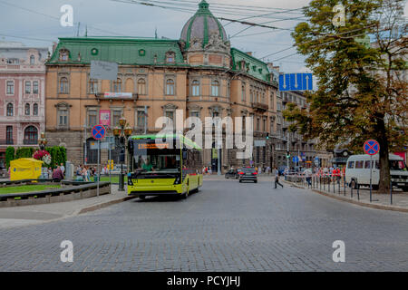 Lemberg, Ukraine - Juli 26 - Stadt Obus in der Innenstadt von Lemberg. Stockfoto