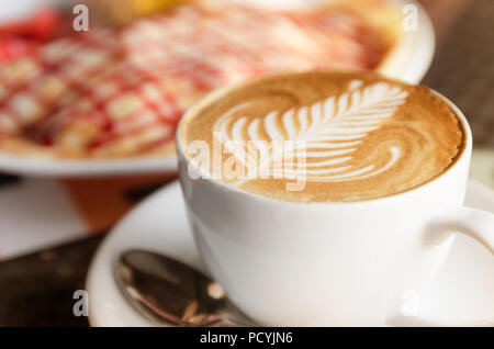 Erdbeere crape Kuchen und Kaffee Stockfoto