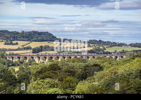 Scotrail Klasse 365 überquert die Avon Eisenbahnviadukt westlich von linlithgow auf dem Weg nach Glasgow Queen Street vom Bahnhof Edinburgh-Waverley Schottland Großbritannien Stockfoto