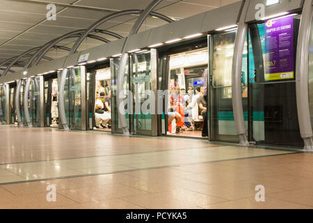 Pariser Metro-U-Bahn auf der Linie 14 mit Platform Screen Doors an der Station Bercy in Paris, Frankreich, Europa. Stockfoto