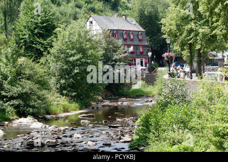 Restaurant und Cafe in Monschau auf der Rur in der Eifel, Nordrhein-Westfalen, Deutschland. Stockfoto