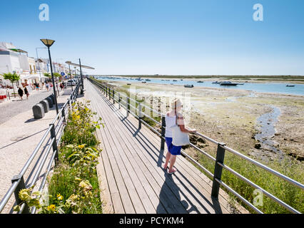 Boardwalk und Restaurants neben der Ria Formosa in Cabanas in der Algarve, Portugal Stockfoto