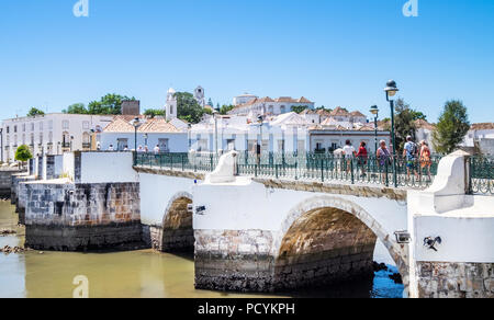 Der Ponte Romana (römische Brücke) über den Fluss Gilao in der Altstadt von Tavira an der Algarve, Portugal Stockfoto