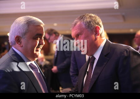 Aserbaidschanische SOCAR Rovnag Abdullayev CEO (L) spricht zu den russischen Öl- und Gaskonzern Rosneft boss Igor Setschin während der Kaffeepause in IP-Konferenz in London. Stockfoto