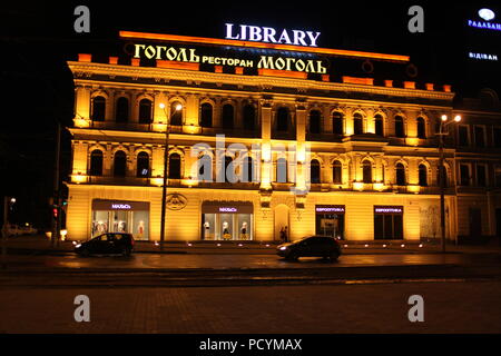 Nachtansicht von Central Restaurant Gogol-Mogol in Dnepr, die in der Vergangenheit populäre zentrale Bibliothek. Eigentümer verschoben Bibliothek zu anderen Ort aufbewahrt, Zeichen Stockfoto