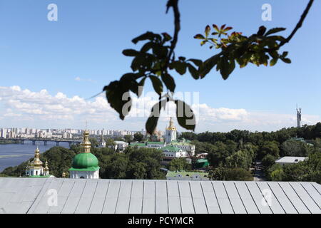 Ein Blick thru Kastanie Zweig der unteren Kiew Pechersk Lavra, Dnjepr und linken Ufer des Flusses Wohngegend von obere Lavra Boden auf der rechten Bank Stockfoto