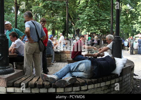 Die Leute in der Stadt Kiew Shevchenko Park spielt Schach, Snooze, andere sind gerade schach spiele, ruhige Freude genießen Sie im Sommer am Abend in der Hauptstadt Stockfoto