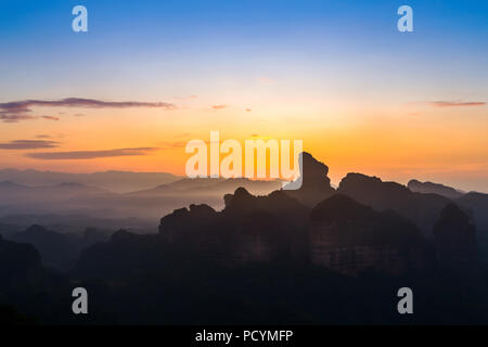 Sunrise Landschaft des Danxia Berg in der Provinz Guangdong Stockfoto