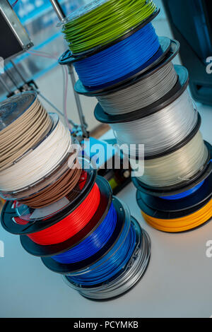Farbe Kunststoff PLA und ABS-Glühlampen für den Druck auf einem 3D-Drucker Stockfoto