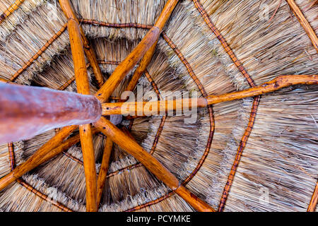 Ansicht von unten von einem strohgedeckten tropischen Strand Sonnenschirm Sonnenschirm natürlich aus Holz und Stroh in Mexiko in der Karibik Stockfoto