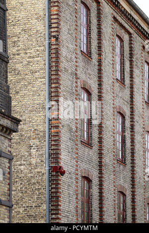 Ziegel, Stein und Mörtel Fassade des antiken Industriegebäude mit regelmäßigen Muster Stockfoto