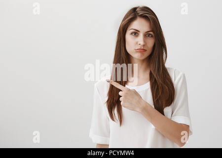 Extrem eifersüchtig Freundin Angabe Geldbeutel will sie als vorhanden. Portrait von attraktiven brünette Mädchen nach rechts und Schmollen, Ausdruck regr Stockfoto