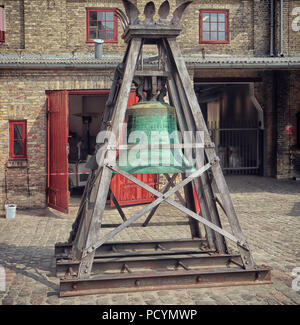 Kopenhagen, Dänemark - Mai 18, 2018 die Alte Brauerei Carlsberg in Kopenhagen: Das sudhaus bronzene Glocke vom 1887 in Ausstellung im Hof Stockfoto