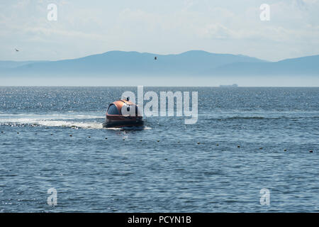 Wladiwostok, Russia-July 28, 2018: Marine mit einem außergewöhnlichen Boot auf der Oberfläche. Stockfoto