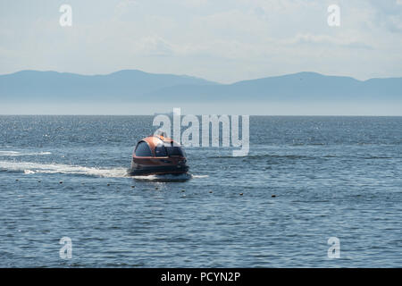 Wladiwostok, Russia-July 28, 2018: Marine mit einem außergewöhnlichen Boot auf der Oberfläche. Stockfoto