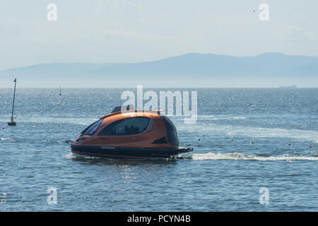 Wladiwostok, Russia-July 28, 2018: Marine mit einem außergewöhnlichen Boot auf der Oberfläche. Stockfoto