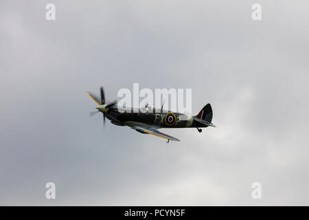 Seitenansicht eines historischen RAF Spitfire Flugzeug im Flug Stockfoto