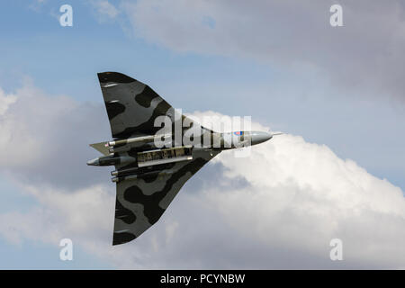 Die Vulcan Bomber XH558 Kalten Krieges delta wing Jet mitten im Flug während seiner letzten Jahr der Flug in Headcorn Flugplatz und einen offenen Bomb bay Türen Stockfoto